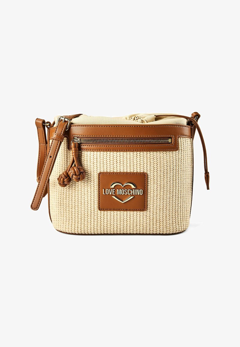 Bolso bandolera beige tejido con ribete de cuero marrón, bolsillo frontal con cremallera, correa ajustable y logo dorado "Love Moschino" con detalle de corazón.