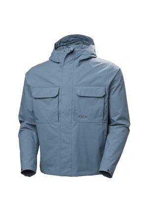 Niebieska wodoodporna kurtka z kapturem, zamkiem błyskawicznym z przodu zakrytym patką oraz dwoma dużymi kieszeniami na piersi z patkami.