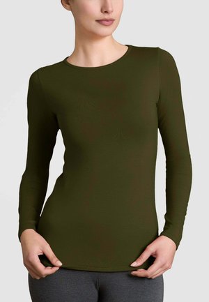 Maglia a maniche lunghe di colore verde oliva, realizzata in tessuto elasticizzato, con scollatura rotonda e design aderente, indossata su pantaloni grigi scuri.
