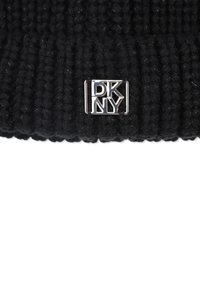 Gorro de punto negro con textura de canalé y un acento de logo en metal plateado "DKNY" en la parte frontal. El sombrero tiene un ajuste ceñido.
