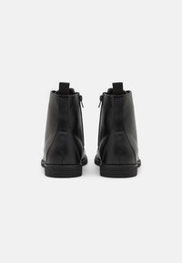 Pier One Botines con cordones - black