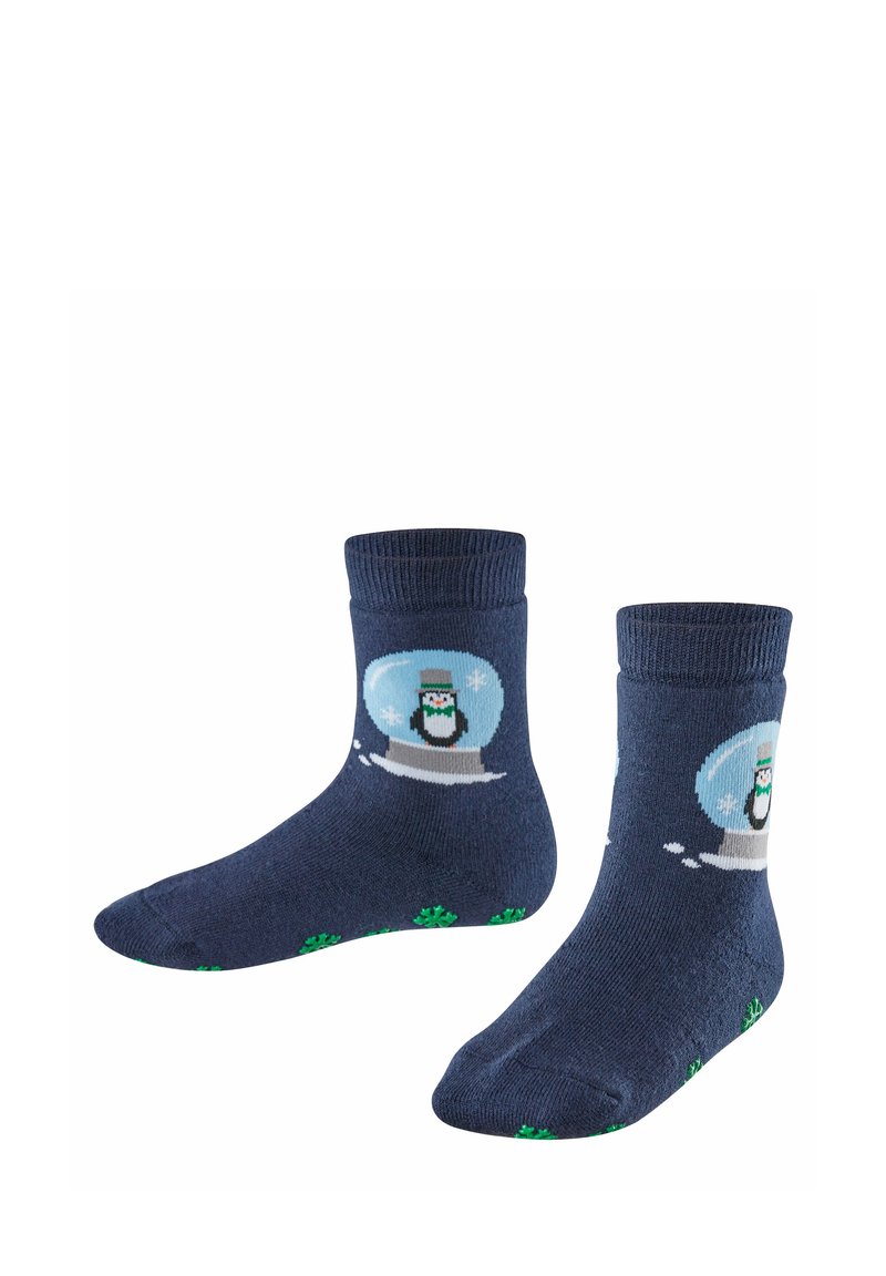 Blaue gestrickte Socken mit einem Schneekugel-Motiv, das einen Pinguin zeigt. Grüne Schneeflockenakzente befinden sich near den Zehen. Standard Crewhöhe Design.