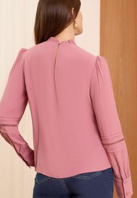 Love & Roses RUFFLE NECK PINTUCK DETAIL LONG SLEEVE - Pusero - pink