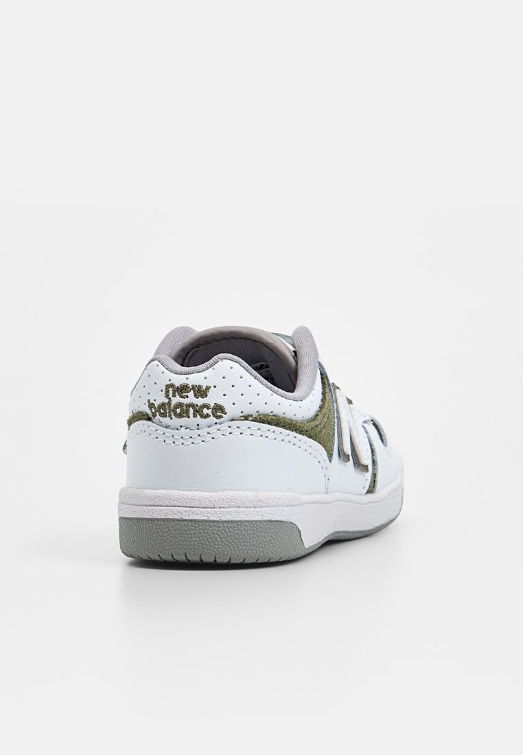 Witte sneaker met groene accenten, met een gladleren bovenkant, een gewatteerde enkellaars, logo detail op de hak en een gestructureerde rubberen zool.