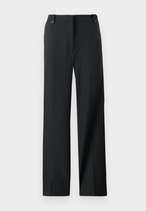 Schwarze Nadelstreifenhose mit geradem Bein, ausgestattet mit zwei Knöpfen am Bund und einer glatten, strukturierten Oberfläche.