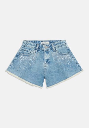 Pantalones cortos de mezclilla azul claro con un dobladillo desflecado, que presentan piedras brillantes dispersas en la parte frontal y un diseño clásico de cinco bolsillos.