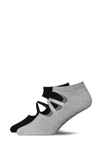 Due paia di calzini a taglio basso, uno nero e uno grigio. Ogni calzino presenta fasce elastiche laterali, una texture liscia e una vestibilità aderente.
