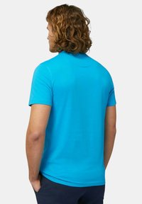 T-shirt a maniche corte, con collo rotondo, in cotone blu brillante. Texture liscia senza motivi visibili, vista da dietro.