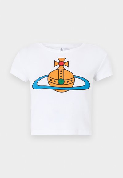 Λευκό crop top με κοντά μανίκια που διαθέτει ένα έντονο πορτοκαλί κεντρικό σφαιρικό σχέδιο με μπλε κύκλους και πολύχρωμες κουκκίδες στο κέντρο του στήθους.