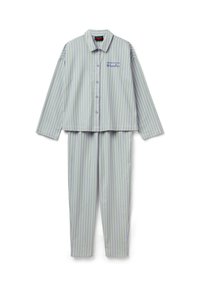 Conjunto de pijama que incluye una camisa con botones y pantalones a juego, confeccionado con tela ligera con rayas verticales verdes y moradas, y logo bordado.