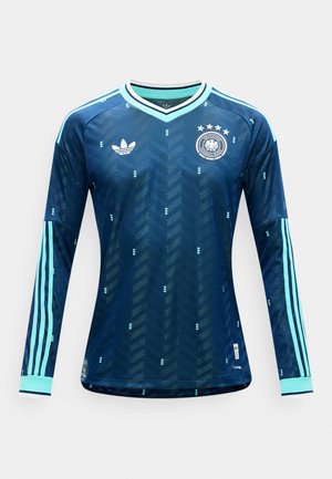 Nogometni dres z dolgimi rokavi v temno modri barvi z svetlo modrimi črtami na rokavih, v vzorcu ribje kosti, z znamko Adidas in grbom Nemškega nogometnega združenja s štirimi zvezdicami.