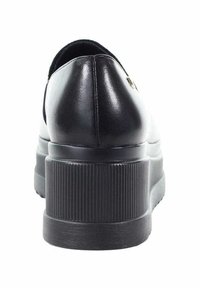 Czarny skórzany but z zaokrąglonym noskiem, płaską podeszwą i podwyższonym, prążkowanym obcasem. Prosty design z minimalnymi akcentami metalowymi.