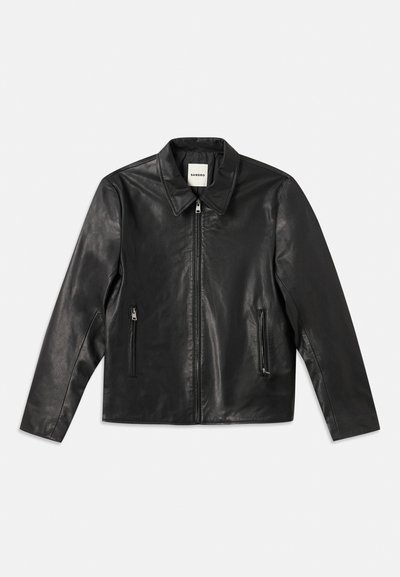 Svart läderjacka med spetsig krage, dragkedja fram och två sidofickor. Har en slät textur och en skräddarsydd passform.