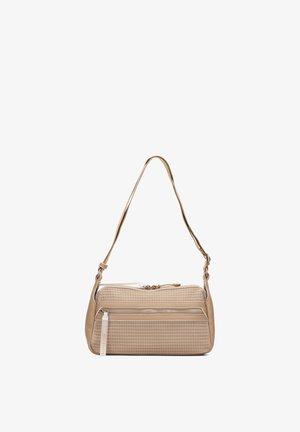 Beige getextureerde schoudertas met verstelbare riem, voorvak met rits en merklabels aan het ritssluitingslipje.