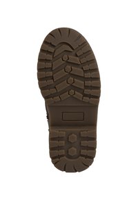Semelle de botte en caoutchouc marron avec des crampons profonds et texturés et une rainure centrale. Présente des motifs hexagonaux et triangulaires en relief pour une meilleure adhérence.