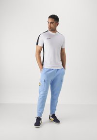 Nike Performance FRANCE FFF CLUB CARGO PANT - National team wear - blue/club gold