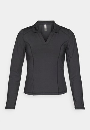 Fekete, hosszú ujjú, V-nyakú felső, struktúrált varrásokkal. Simább anyagból készült, elegáns kialakítással és testszélű sziluettel rendelkezik.