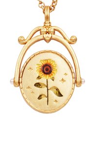 Guldvedhængs halskæde med solsikkedesign, med emaljefarver, rund form og små perleaccentsider.