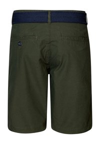 Pantaloni corti verdi con una cintura testurizzata, dotati di due tasche posteriori, una con chiusura a bottone, e una finitura in tessuto liscio.