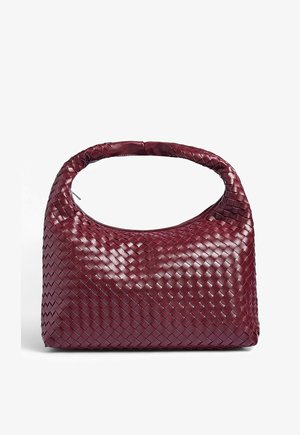 Burgundi punutud nahast käekott ümara, lõhikuga sangaga ja sileda tekstuuriga, trapezikuju ja läikiva viimistlusega.