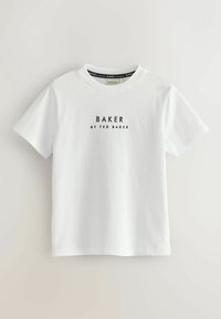 Valge lühikeste varrukatega t-särk, mis on valmistatud puuvillast, esipaneelil must trükitud tekstiga "BAKER BY TED BAKER". Klassikaline ümardatud kaelus.