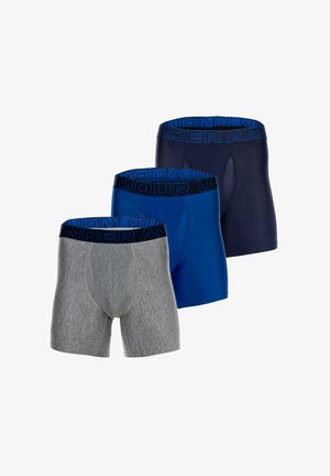 Tres pares de bóxer para hombre: gris, azul y marino. Cada uno tiene una cinturilla elástica navy con el logo "UNDER ARMOUR" y una textura de tejido suave.