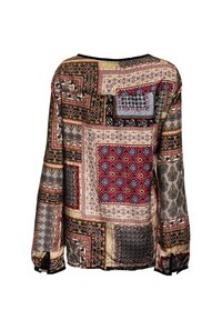 Blusa de manga larga con un patrón multicolor de paisley y geométrico, principalmente en rojos, dorados y negros, con un corte relajado y aberturas laterales.
