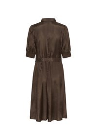 Robe en satin marron avec des manches bouffantes courtes, détail de taille smockée et une ceinture nouée. Silhouette fluide ; longueur au-dessus du genou.