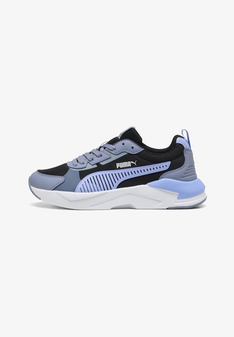 Zwart-grijze Puma sneaker met lichtblauwe details, vetersluiting, witte gewatteerde zool en het merklogo aan de zijkant.