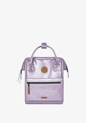 Lavender metalen rugzak met twee handgrepen, een voorvak met rits en een rond logo-opdruk. Glad oppervlak met zilveren hardware accenten.