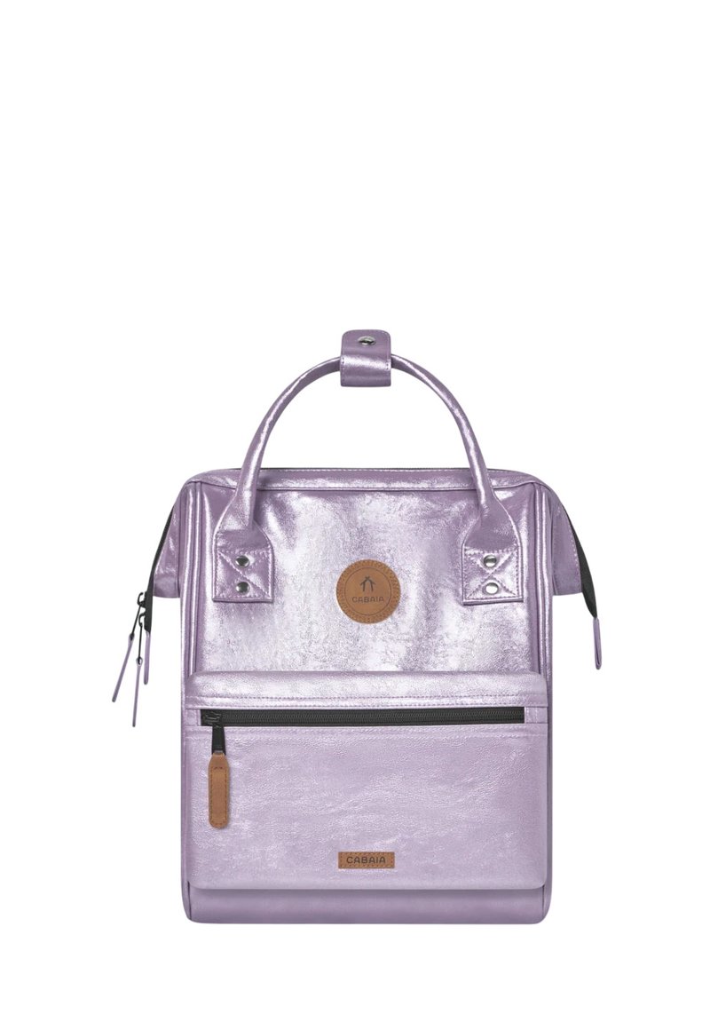 Lavenderfarbener metallischer Rucksack mit zwei Griffen, einer Reißverschlusstasche vorne und einem runden Logopatch. Glatte Textur mit silbernen Hardware-Akzenten.