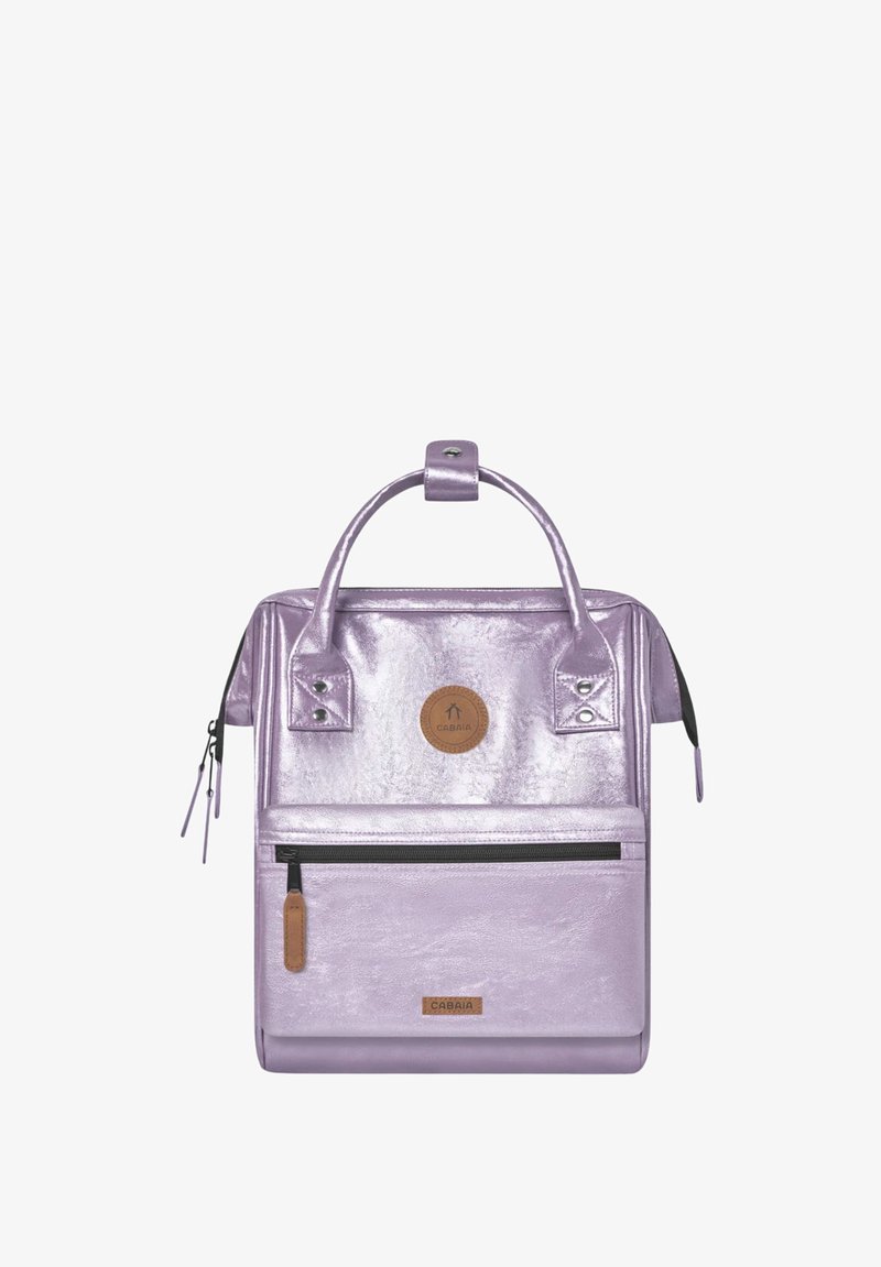 Lavenderfarbener metallischer Rucksack mit zwei Griffen, einer Reißverschlusstasche vorne und einem runden Logopatch. Glatte Textur mit silbernen Hardware-Akzenten.
