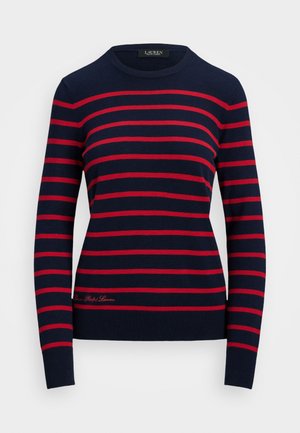 Pulover bleu închis cu dungi orizontale roșii, guler rotund, mâneci lungi și manșete ribbate. Prezintă un mic logo brodat în roșu.