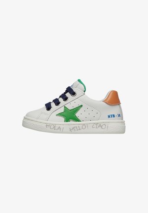 Witte leren sneaker met een groene steraccent, marineblauwe veters en een tan kleurige hiel. Heeft perforaties en de tekst "HOLA HELLO CTAO!" op de zool.