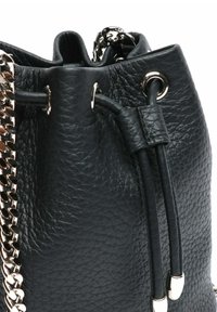 Borsa secchiello in pelle nera con superficie testurizzata, dettagli metallici, chiusura con coulisse e manico con accentuazione a catena.