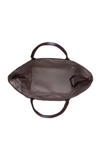 Brun toteväska med släta läderhandtag, rymligt interiör, mjukt foder och en enkel design. Har en inre dragkedjeficka och dubbla remmar.