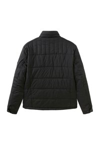 Černá prošívaná bunda s vysokým límcem, knoflíkovými manžetami a horizontálním vzorem prošití. Disponuje hladkým, lesklým povrchem.