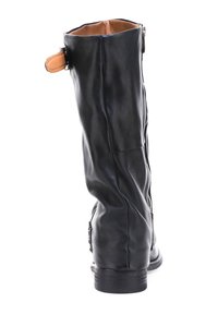 Czarne skórzane botki o wysokim designie, z teksturowaną powierzchnią, bocznym zamkiem błyskawicznym i kontrastującym tanim wnętrzem. Posiadają okrągły nos i niski blokowy obcas.