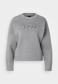 Felpa grigia con scollo a girocollo e maniche lunghe. Presenta il logo "BOSS" in rilievo sul petto. Tessuto liscio con polsini e orlo a coste.