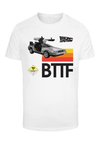 Bijela majica s srebrnim automobilom DeLorean s krilnim vratima, tekstom "Povratak u budućnost" i podebljanim slovima "BTTF" u crnoj boji.