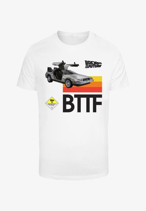 T-shirt bianco con una macchina DeLorean argento con porte a farfalla, testo "Ritorno al Futuro" e lettering in grassetto "BTTF" in nero.