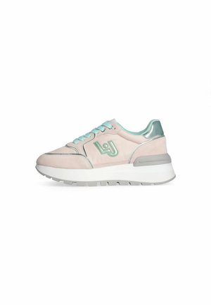 Sneaker in suede rosa con accenti e lacci color teal. Caratterizzato da una suola bianca chunky e dettagli metallici argentati. Logo ricamato sul lato.