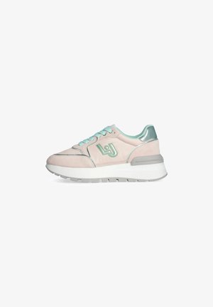 Sneaker in suede rosa con accenti e lacci color teal. Caratterizzato da una suola bianca chunky e dettagli metallici argentati. Logo ricamato sul lato.