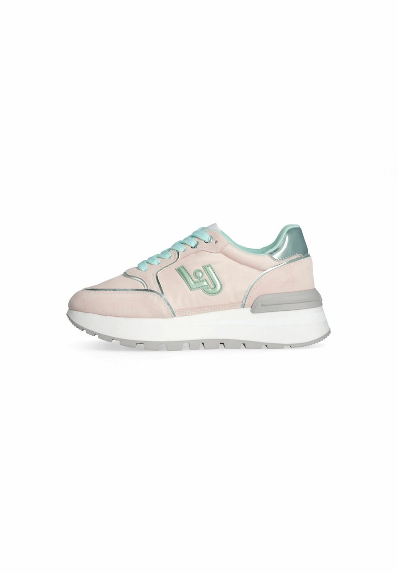 Sneaker in suede rosa con accenti e lacci color teal. Caratterizzato da una suola bianca chunky e dettagli metallici argentati. Logo ricamato sul lato.