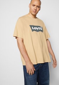 Levi's® Plus GRAPHIC TEE - T-shirt estampada - beige/sand