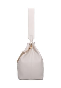 Borsa a mano in cuoio beige chiaro con forma rotonda, dotata di una lunga tracolla piatta e un breve accentuato in catena dorata alla chiusura.