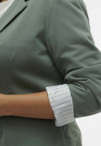 Vero Moda Curve VMCHARUKI  EXC CUR - Blazer - laurel wreath