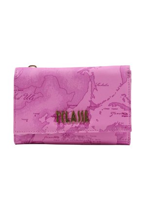 Pink pung med kortprint og gyldent "TCLASSE" logo foran, rektangulær form med flaplukning, fotograferet på hvid baggrund.