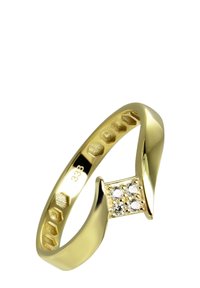 Bague en or avec un anneau lisse et incurvé, présentant un groupe central de quatre petites pierres précieuses claires. L'intérieur possède des détails hexagonaux.