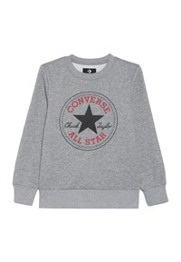 Sudadera gris confeccionada en una mezcla de algodón, con un logotipo de estrella negra redonda que incluye el texto "Converse Chuck Taylor" en rojo, puños y dobladillo acanalados.